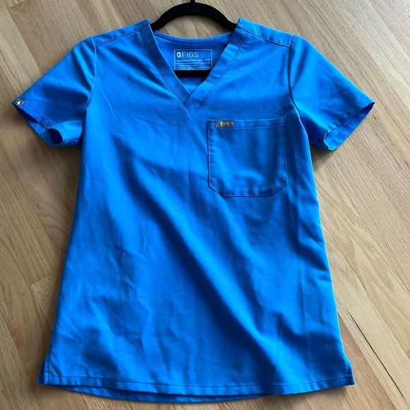 women’s figs caterina one pocket scrub top